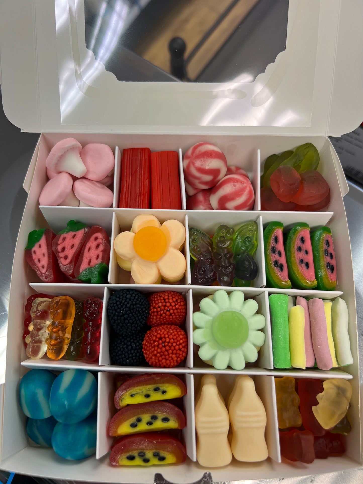 Sweet & Fizzy Deluxe Candy Box – 450g